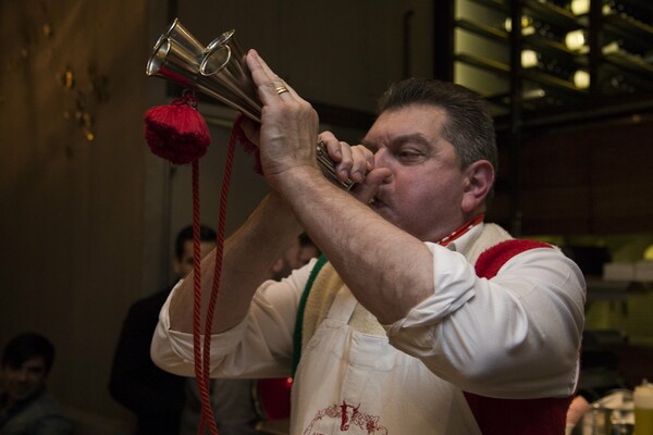 Ο Dario Cecchini έκοβε το κρέας απαγγέλοντας Δάντη και Καβάφη!