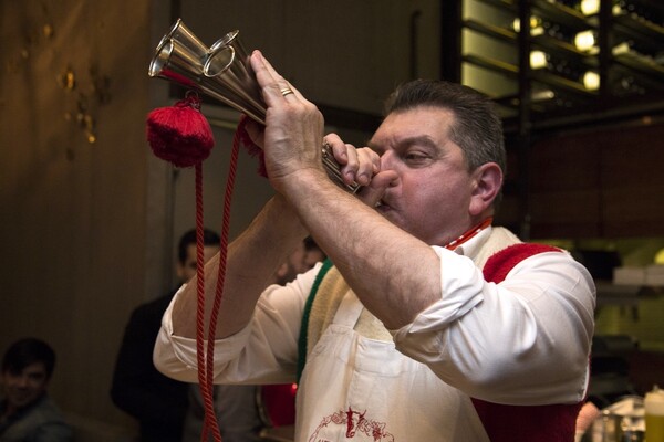 Ο Dario Cecchini έκοβε το κρέας απαγγέλοντας Δάντη και Καβάφη!