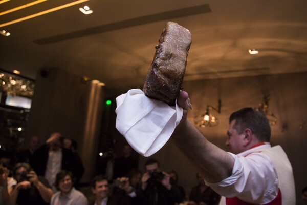 Ο Dario Cecchini έκοβε το κρέας απαγγέλοντας Δάντη και Καβάφη!