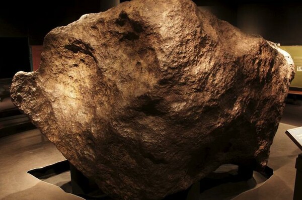 Παρέα με το μεγαλύτερο κομμάτι μετεωρίτη που έχει εκτεθεί ποτέ δημοσίως