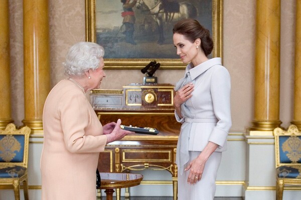H Angelina Jolie στη Βασίλισσα 