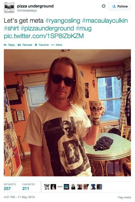 O Macaulay Culkin φορώντας t-shirt με τον Ryan Gosling να φοράει t-shirt του Macaulay Culkin