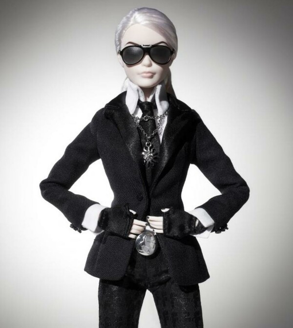 H Barbie του Karl Lagerfeld κάνει πρεμιέρα εν μέσω της εβδομάδας μόδας στο Παρίσι