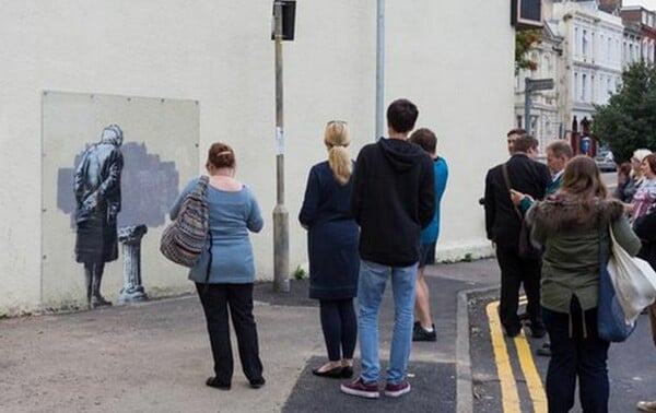 O Banksy ζωγραφίζει αρχαίο κίονα στο νέο του έργο