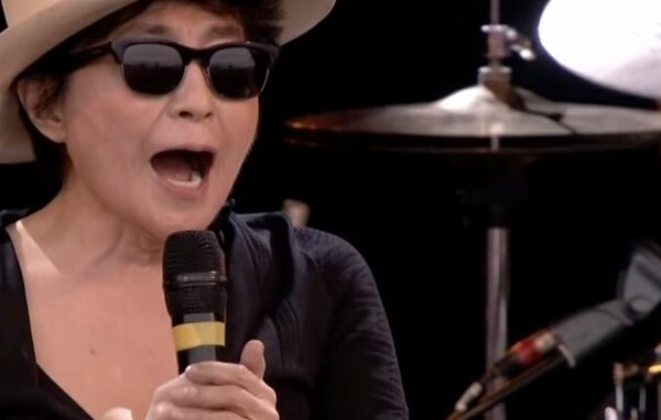 Η Yoko Ono στην πιθανόν χειρότερη περφόρμανς της ιστορίας του Glastonbury