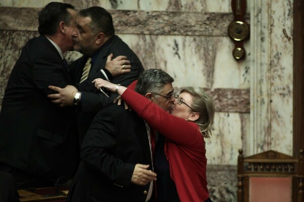 50 φιλιά για τον αποχαιρετισμό του 2014