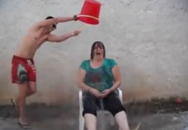 CULT: Η Γωγώ Τσαμπά σε Ice Bucket Challenge