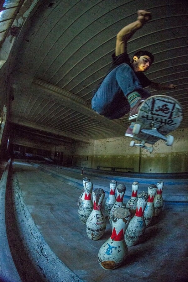 Skateboarding σε μία εγκαταλελειμμένη ψυχιατρική κλινική (βίντεο)