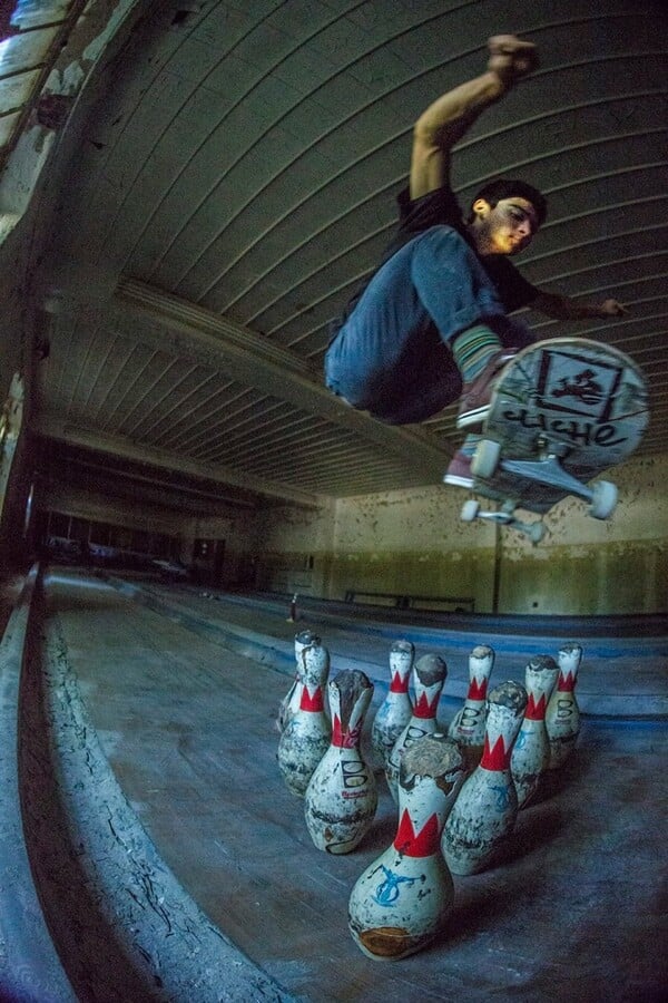  Skateboarding σε μία εγκαταλελειμμένη ψυχιατρική κλινική (βίντεο)