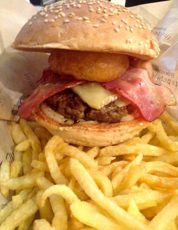 Μια burger-o-κουβέντα με τον Γιώργο Παπακώστα. Από την Ελένη Ψυχούλη