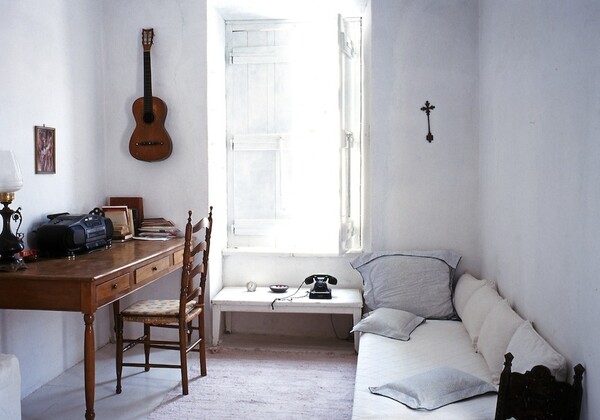 Το σπίτι του Leonard Cohen στην Ύδρα ζωντανεύει ξανά μέσα από τη μουσική