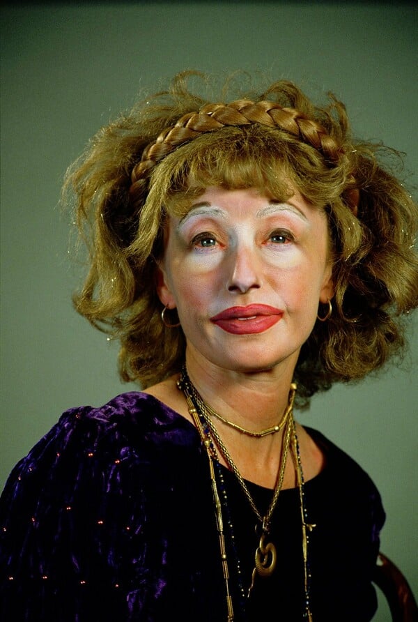 Η Cindy Sherman φωτογραφίζει τον εαυτό της.