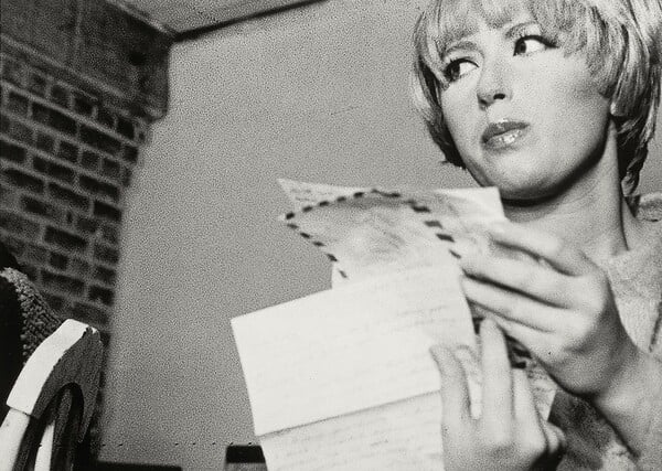 Η Cindy Sherman φωτογραφίζει τον εαυτό της.