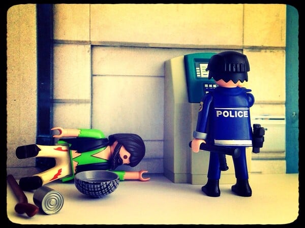 Plasticobilism: Σάτιρα και κοινωνική κριτική με Playmobil