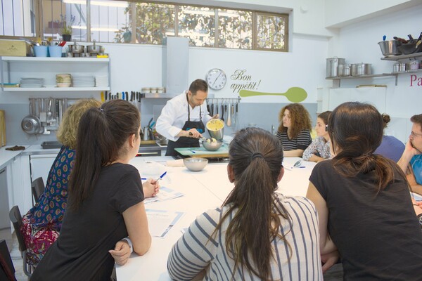 Trade School Athens: ένα κινητό σχολείο που λειτουργεί με βάση την ανταλλαγή