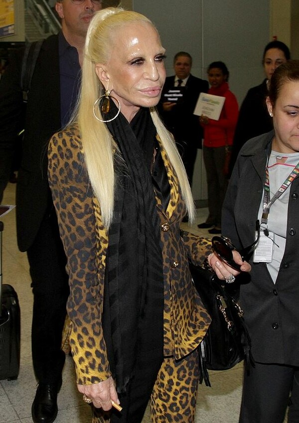 To πρόσωπο της Donatella Versace γίνεται (και πάλι) πρωτοσέλιδο στα tabloids