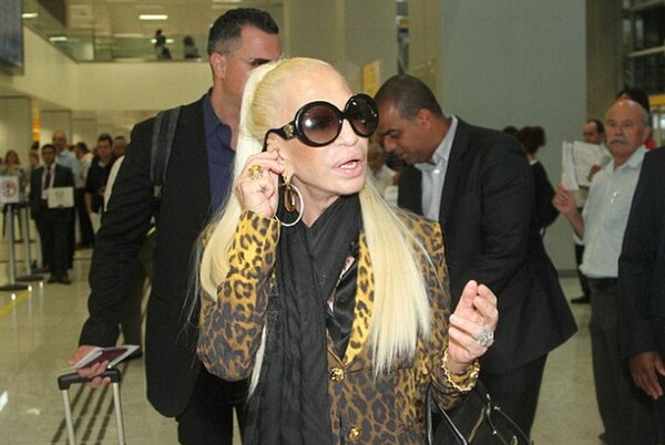 To πρόσωπο της Donatella Versace γίνεται (και πάλι) πρωτοσέλιδο στα tabloids