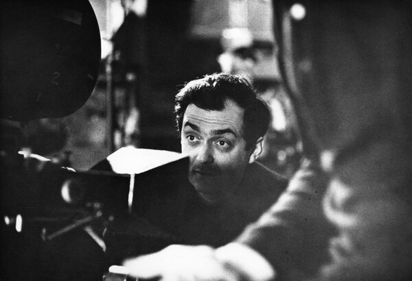 13 σπάνιες φωτογραφίες του Stanley Kubrick από τα γυρίσματα του Dr Strangelove