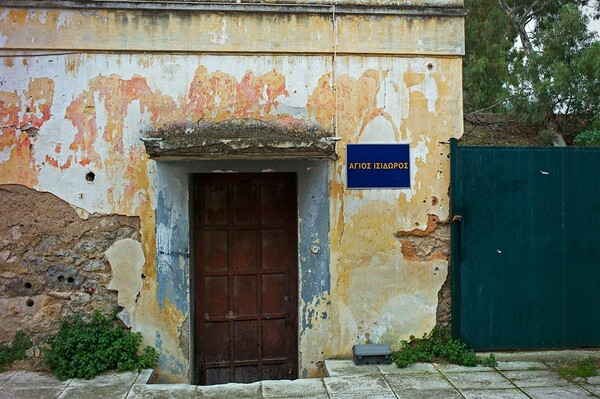 Άγιος Ισίδωρος. Απομόνωση, μέσα στην απομόνωση 