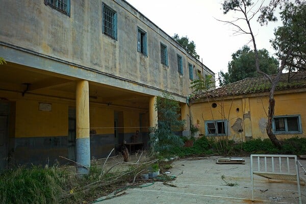 Άγιος Ισίδωρος. Απομόνωση, μέσα στην απομόνωση 