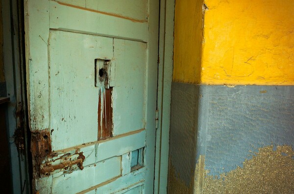 Άγιος Ισίδωρος. Απομόνωση, μέσα στην απομόνωση 