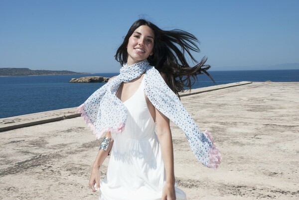 Scarf Story. Δύο φίλες, πολλά φουλάρια.