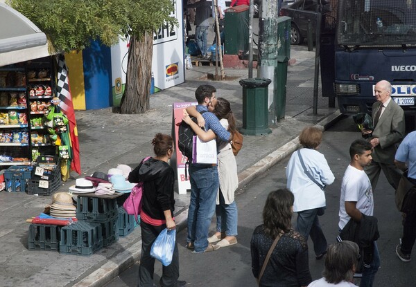 Προσοχή, σκληρές εικόνες! Κλέβοντας φωτογραφίες αγνώστων στο δρόμο. 