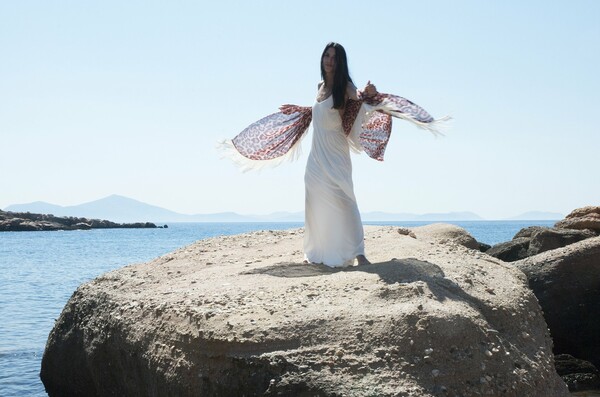 Scarf Story. Δύο φίλες, πολλά φουλάρια.