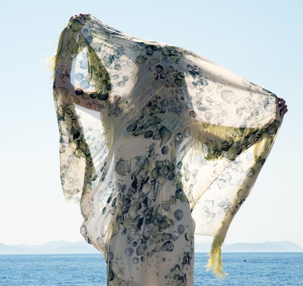 Scarf Story. Δύο φίλες, πολλά φουλάρια.