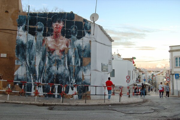 Τα ποιητικά murals του Borondo