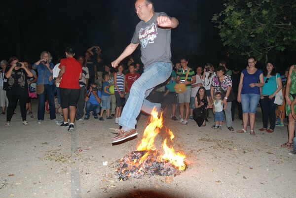 Πηδώντας φωτιές στην Κουμουνδούρου