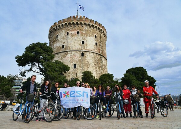 Τι δουλειά έχουν όλοι αυτοί οι φοιτητές erasmus στην παραλία της Θεσσαλονίκης;