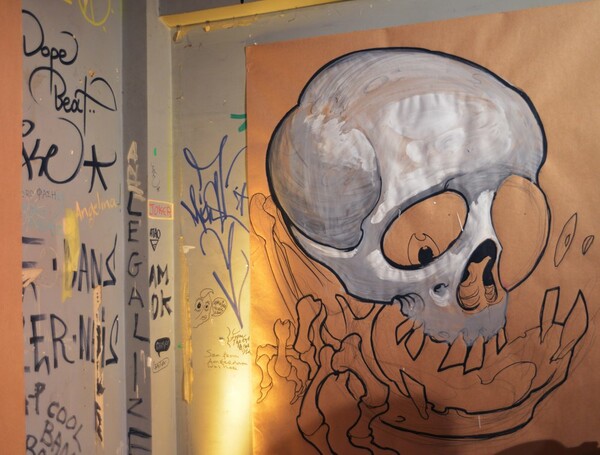Όταν δεκάδες καλλιτέχνες και street artists μαζεύτηκαν σε μία γκαλερί (και ένα μπαρ)
