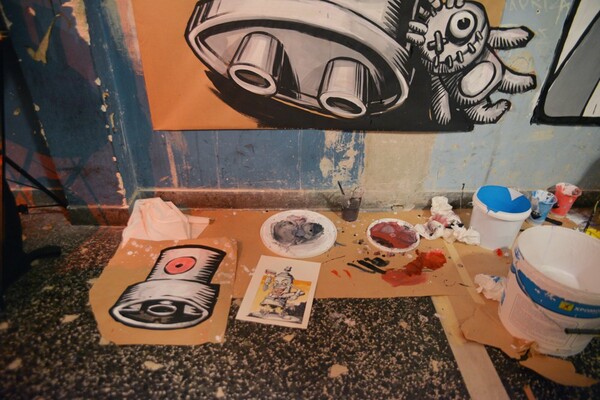 Όταν δεκάδες καλλιτέχνες και street artists μαζεύτηκαν σε μία γκαλερί (και ένα μπαρ)