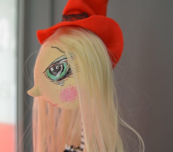 Dolls and the City: Η Ντόμινι Λυμπέρη είναι μια ροκ εντ ρολ κούκλα