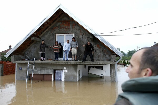 Συγκλονιστικές εικόνες από τα πλημμυρισμένα Βαλκάνια