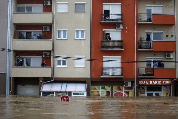 Συγκλονιστικές εικόνες από τα πλημμυρισμένα Βαλκάνια