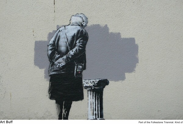 O Banksy ζωγραφίζει αρχαίο κίονα στο νέο του έργο