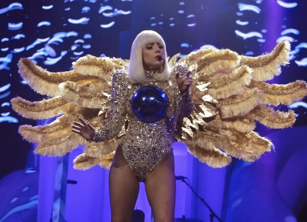 Η Lady Gaga κάνει πρεμιέρα γυμνή στο stage του artRAVE: The ARTPOP Ball
