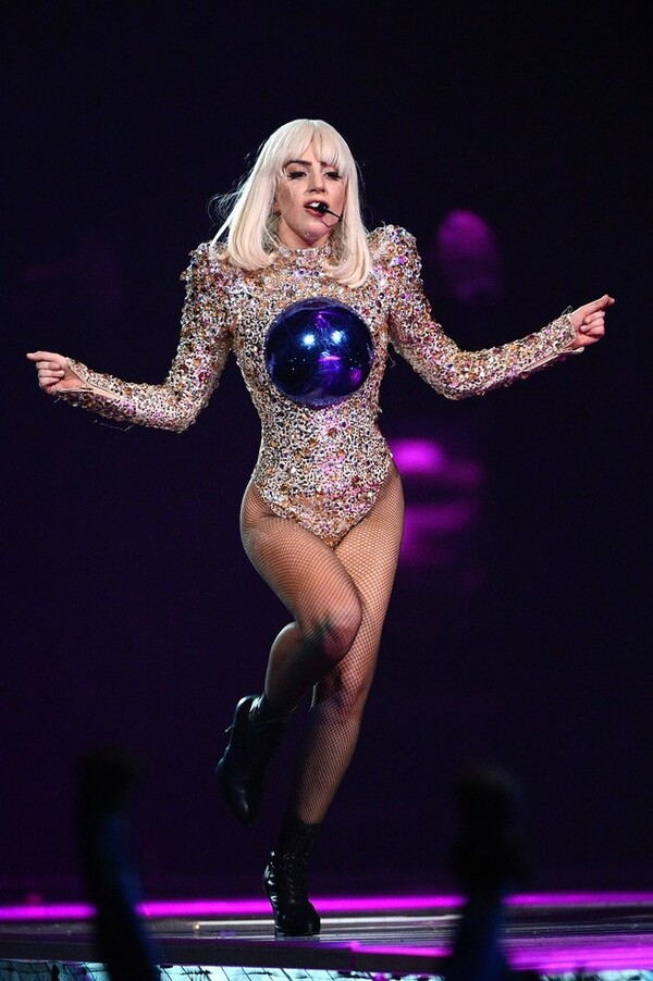 Η Lady Gaga κάνει πρεμιέρα γυμνή στο stage του artRAVE: The ARTPOP Ball
