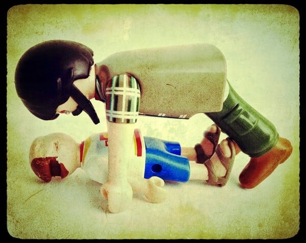 Plasticobilism: Σάτιρα και κοινωνική κριτική με Playmobil