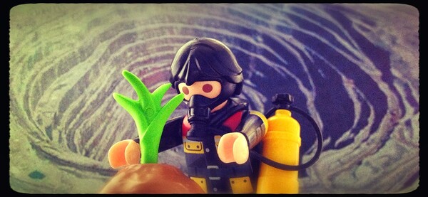 Plasticobilism: Σάτιρα και κοινωνική κριτική με Playmobil