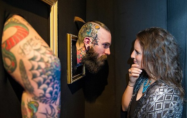 Τα ζωντανά εκθέματα με τα τατουάζ σε γκαλερί στο Λονδίνο