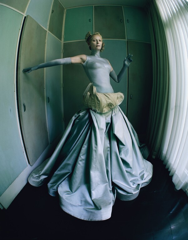 Το αληθινά εκπληκτικό εντιτόριαλ μόδας με την Τίλντα Σουΐντον στο W