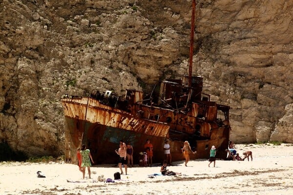 Η παραβατική και λίγο αστεία ιστορία πίσω από το Ναυάγιο της Ζακύνθου