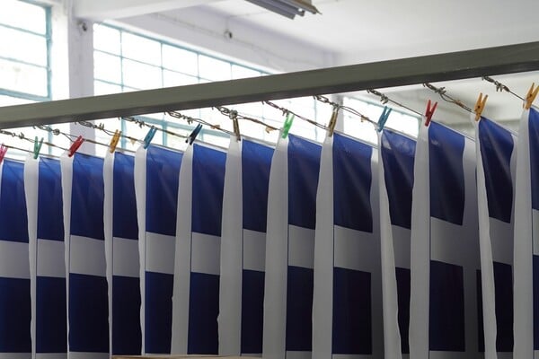 Γαζώνοντας τη γαλανόλευκη