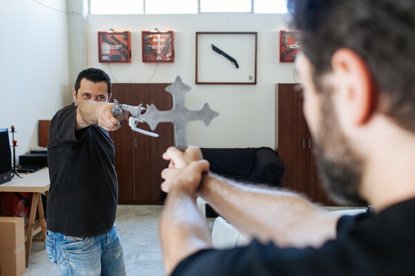 Ένα χειροποίητο οπλοστάσιο εναντίον δαιμόνων και λυκάνθρωπων στην Αθήνα