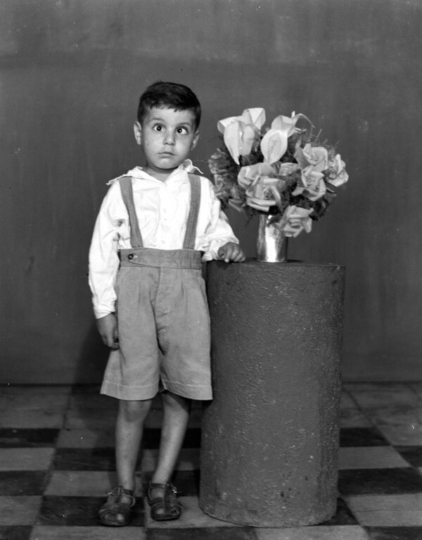 Στην πίσω κάμαρα ενός φωτογραφείου στο Λίβανο του 1950