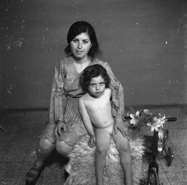 Στην πίσω κάμαρα ενός φωτογραφείου στο Λίβανο του 1950