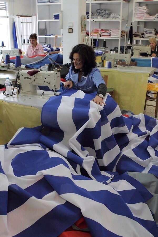 Tης πατρίδας μου η σημαία...